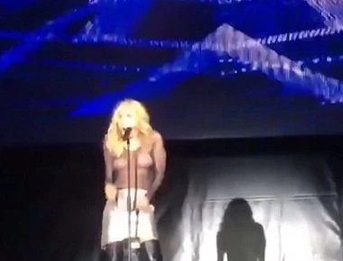 «Καυτό» ατύχημα στην σκηνή για τραγουδίστρια: Τις κόπηκαν οι τιράντες, αλλά συνέχισε το show (φωτο-βίντεο)